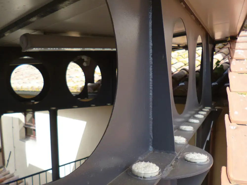 Optical Gel dishes on loading dock pipework